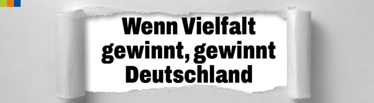Motto des Deutschen Diversity Tags 2025: „Wenn Vielfalt gewinnt, gewinnt Deutschland“, aufgerissenes Papier mit bunter Markierung links oben.