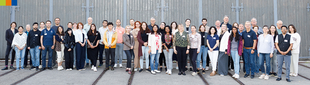 Gruppenfoto der Teilnehmenden der Mentoring-Partnerschaft Augsburg 2025: Mentees und Mentor*innen feiern gemeinsam den erfolgreichen Abschluss des Programms