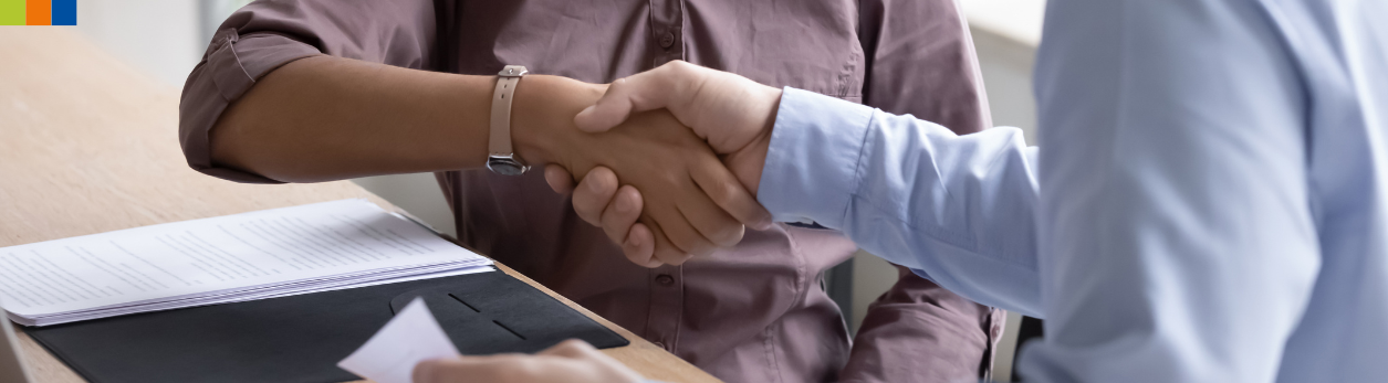 Zwei Personen unterschiedlicher Herkunft geben sich die Hand – symbolisch für gelungene Fachkräfteintegration und Zusammenarbeit